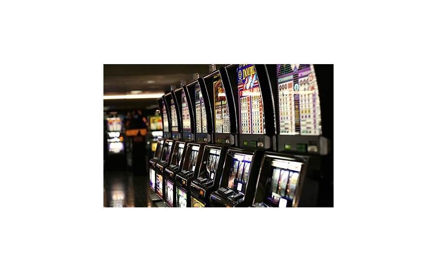 Mesin slot dengan gulungan dan lampu kasino